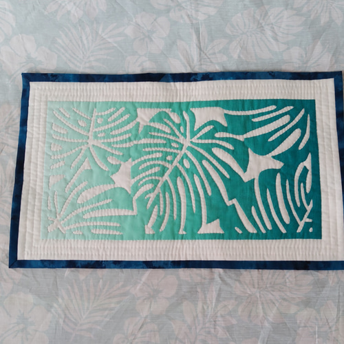 ハワイアンキルトタペストリー　モンステラと蝶 ハワイアンキルトタペストリー モンステラと蝶 - メルカリ