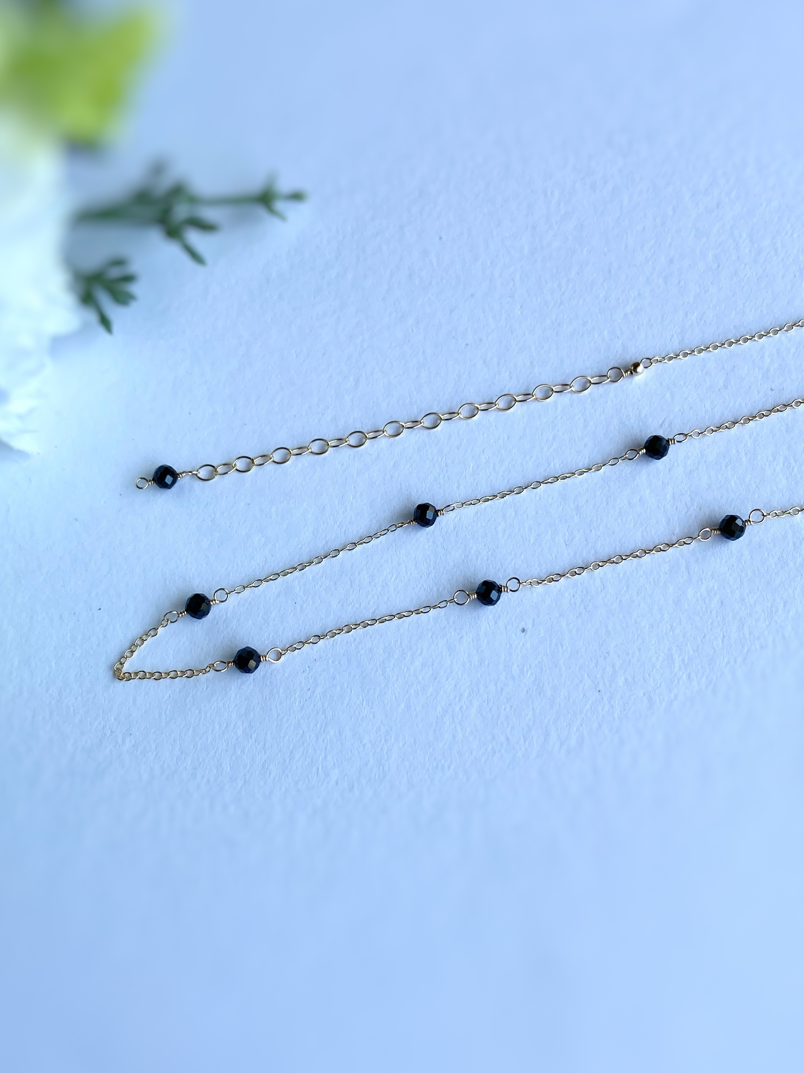 ブラックスピネルのステーションネックレス 14kgf/sv925 長さ調整可能 尖晶石 8月誕生石