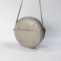 本革の丸型ショルダー　greige 3枚目の画像