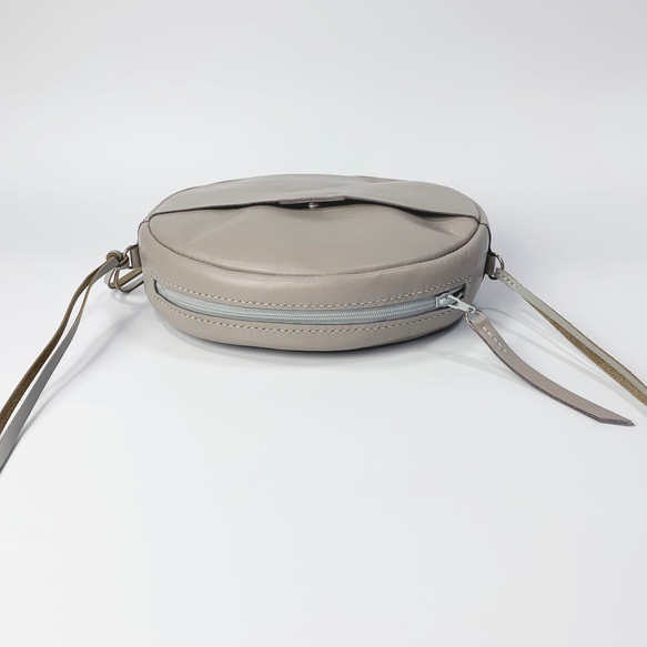 本革の丸型ショルダー　greige 7枚目の画像