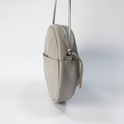 本革の丸型ショルダー　greige 8枚目の画像