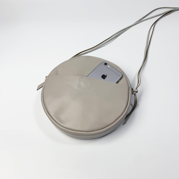 本革の丸型ショルダー　greige 6枚目の画像