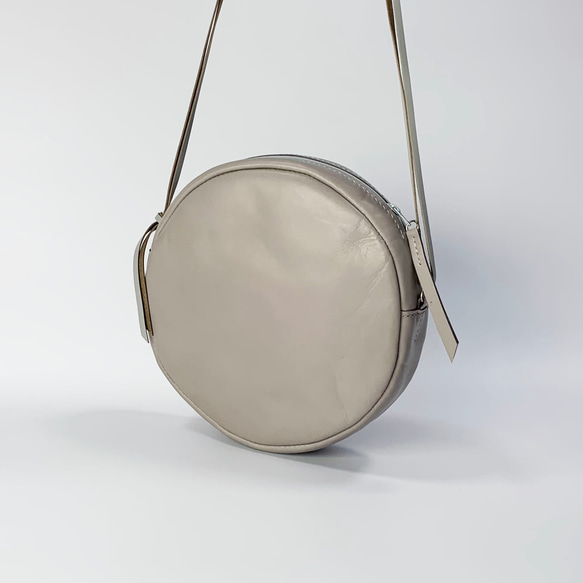 本革の丸型ショルダー　greige 2枚目の画像