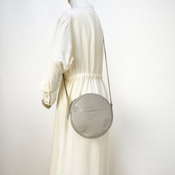 本革の丸型ショルダー　greige 4枚目の画像