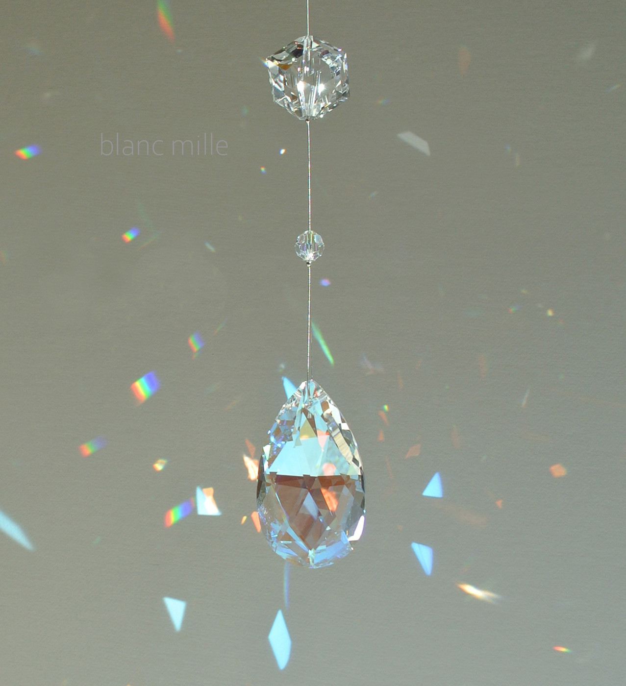 No.s13-blue○*クリスタサンキャッチャー50mm　ブルーAB　ドロップペアシェイプ涙型○*blancmill