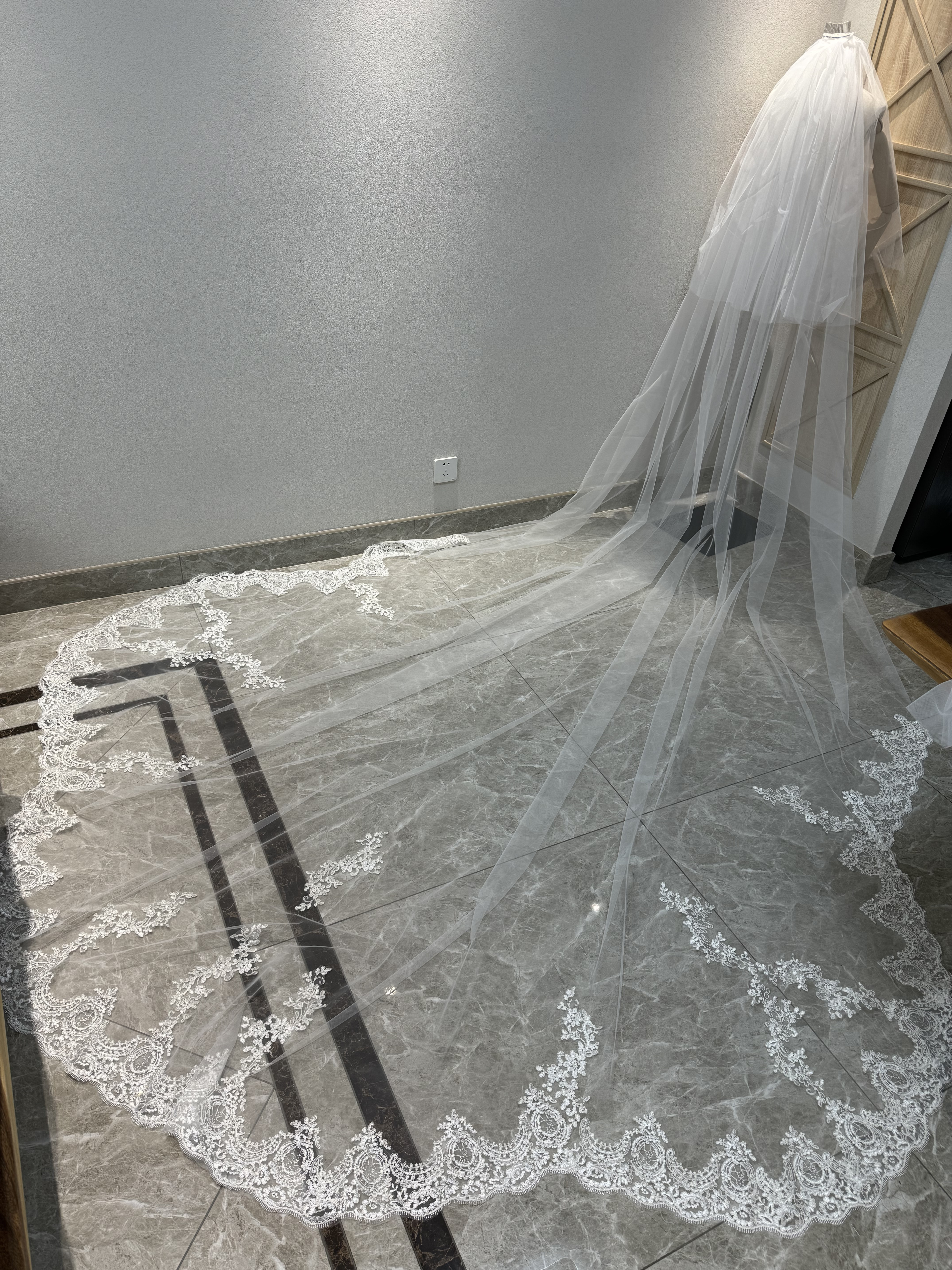 顧客満足度99％以上！フランスレース　2層チュール　豪華トレーン　コーム付き　咲き誇る透け花レース挙式前撮り二次会結婚式 8,577円