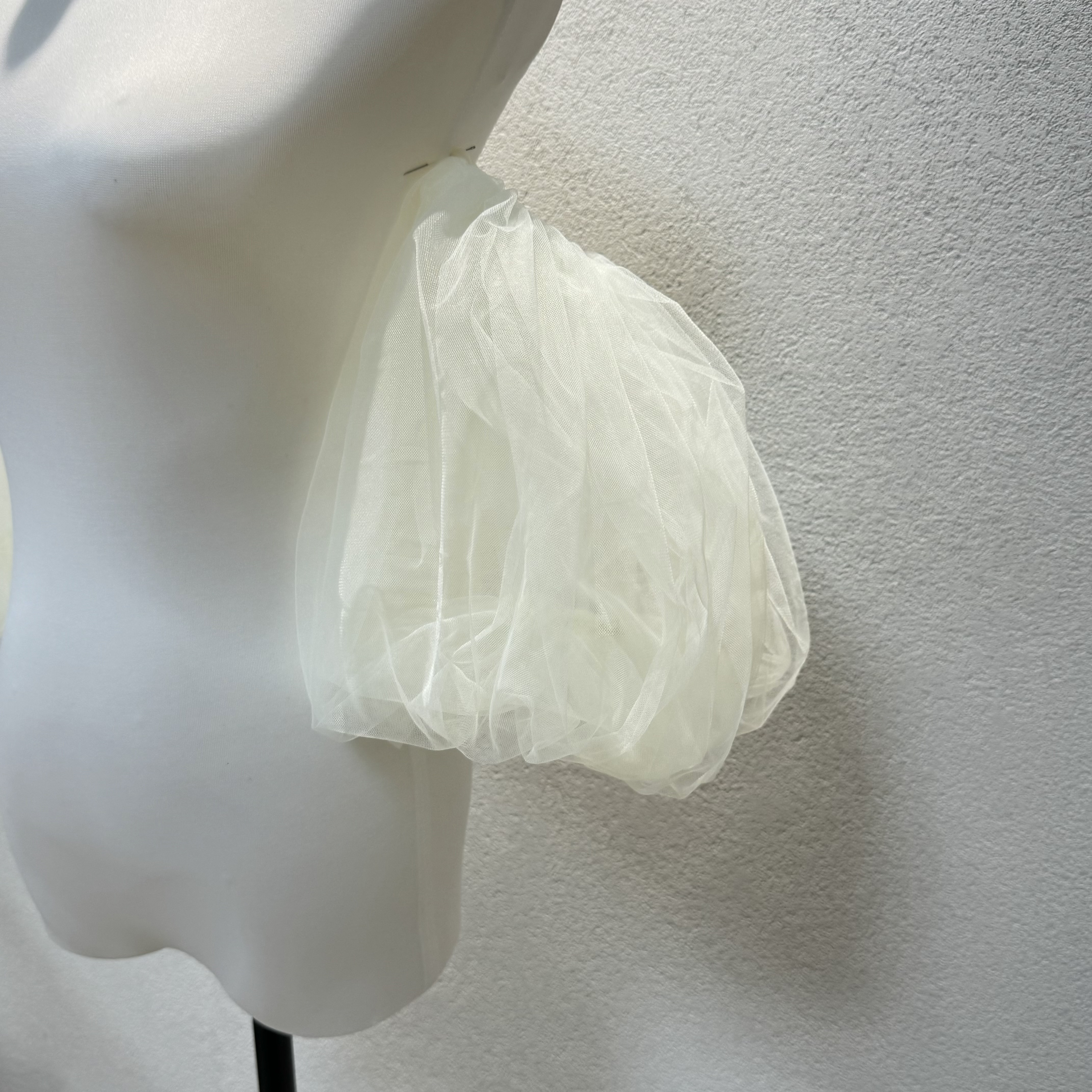 送料無料！多層チュール　取り外し可能　アイボリー　パフスリーブ　二の腕を隠せるお袖　カラー変更可能　オフショルダーの付