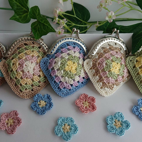 手編みのグラニースクエアのがま口ポーチ がま口 saki 通販 18158545