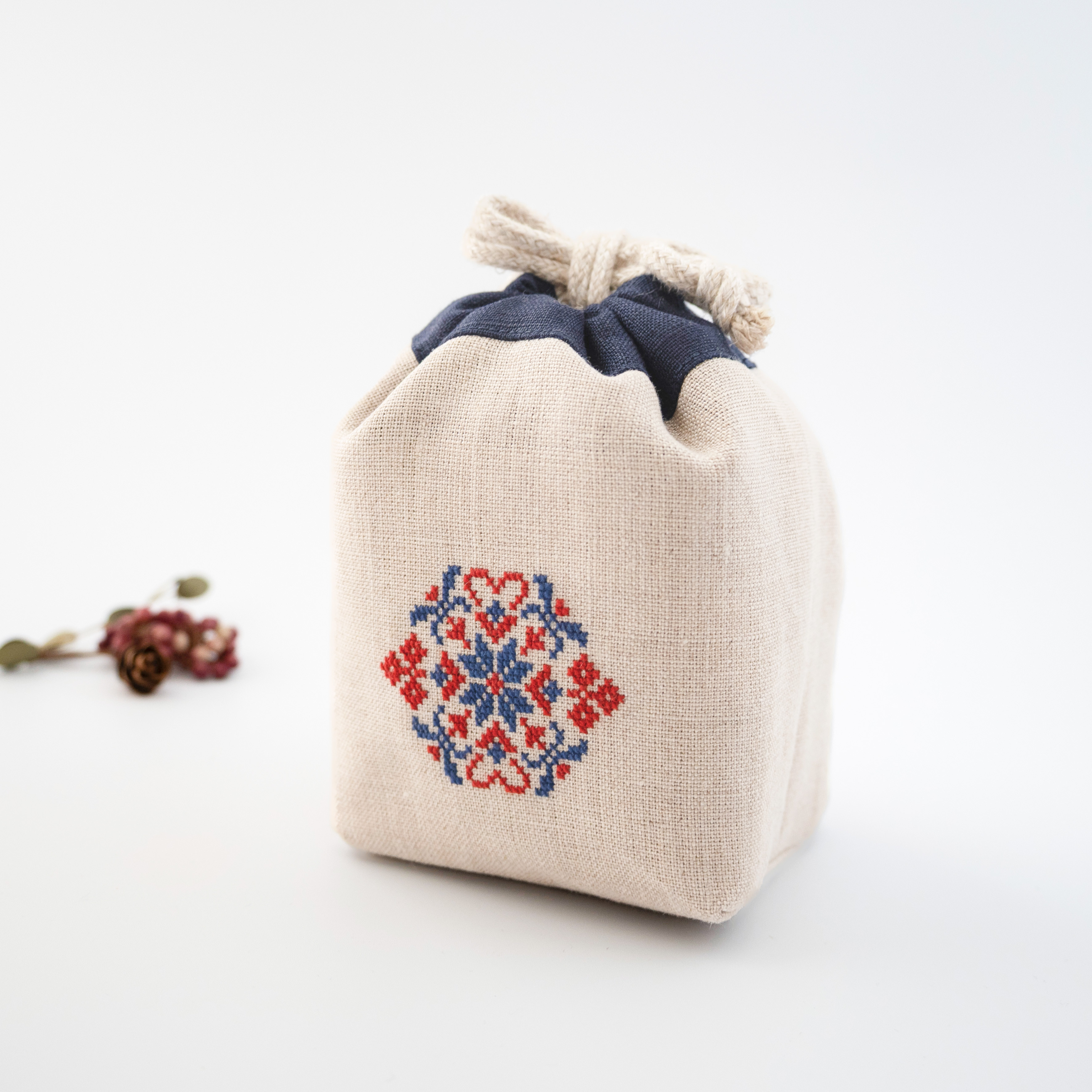 北欧柄リネン手のり巾着 赤と青のコントラストが魅力のクロスステッチ刺繍 巾着袋 NJUTA（ニュータ） 通販 18158802｜Creema(クリーマ)