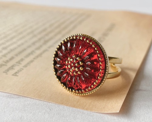 心に灯る赤＊チェコガラスレッドの花模様のフリーサイズリング