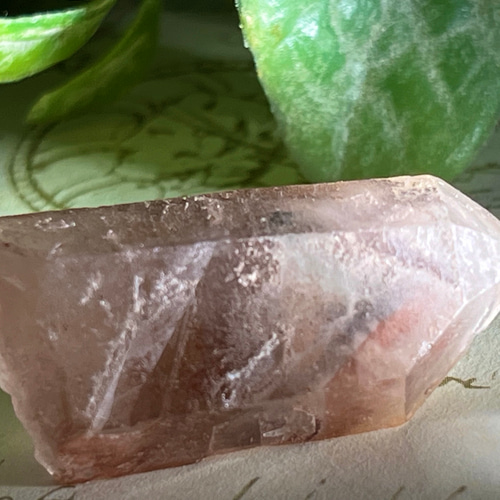 ヘマタイトインクォーツ 840g 水晶 パイライト 原石 鑑賞石 自然石 鉱物 ヘマタイトインクォーツ 840g 水晶 パイライト 原石 鑑賞石 自然石 鉱物