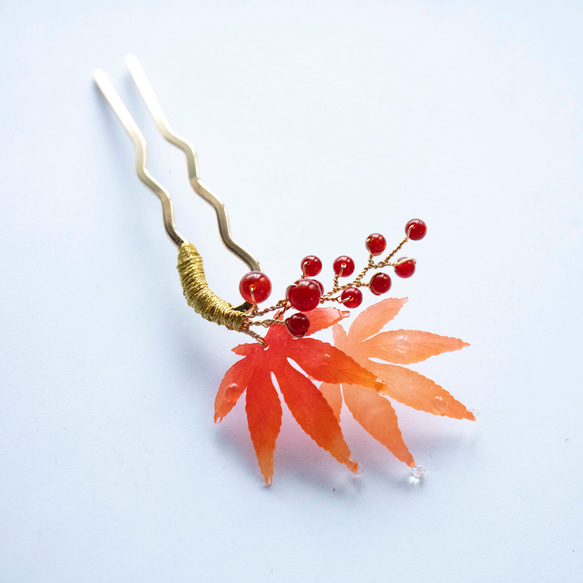 紅葉と赤い実のかんざし もみじ 簪 髪飾り ヘアアクセサリー モミジ uピン　かんざし 1枚目の画像
