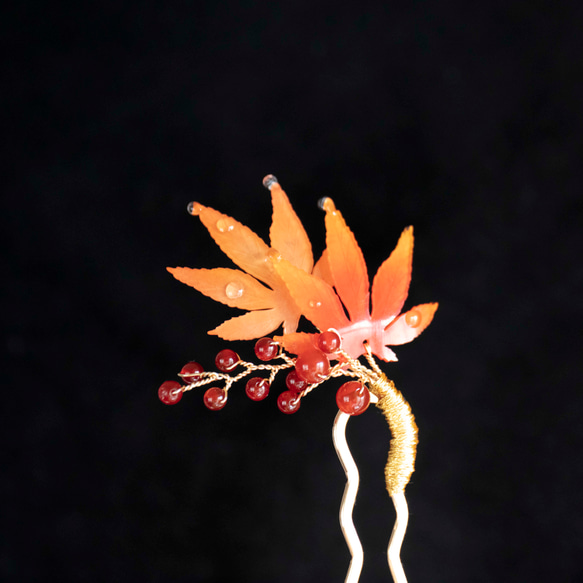 紅葉と赤い実のかんざし もみじ 簪 髪飾り ヘアアクセサリー モミジ uピン　かんざし 3枚目の画像