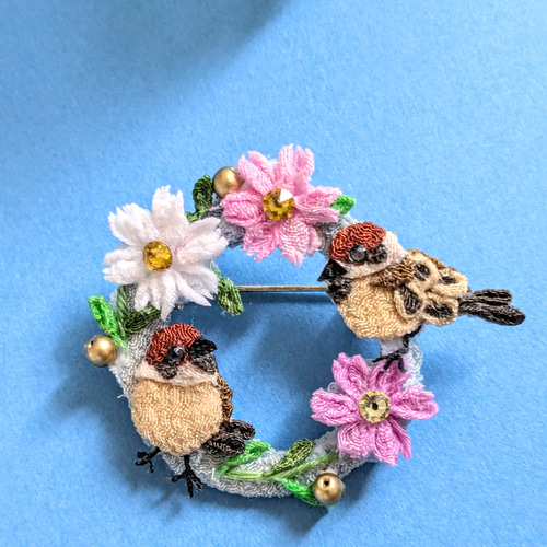 172 ブローチシリーズ鳥さん　ハンドメイドアクセサリー　フリーリング 可愛い野鳥シリーズ】すずめちゅんと秋桜の秋のリングブローチ。つまみ