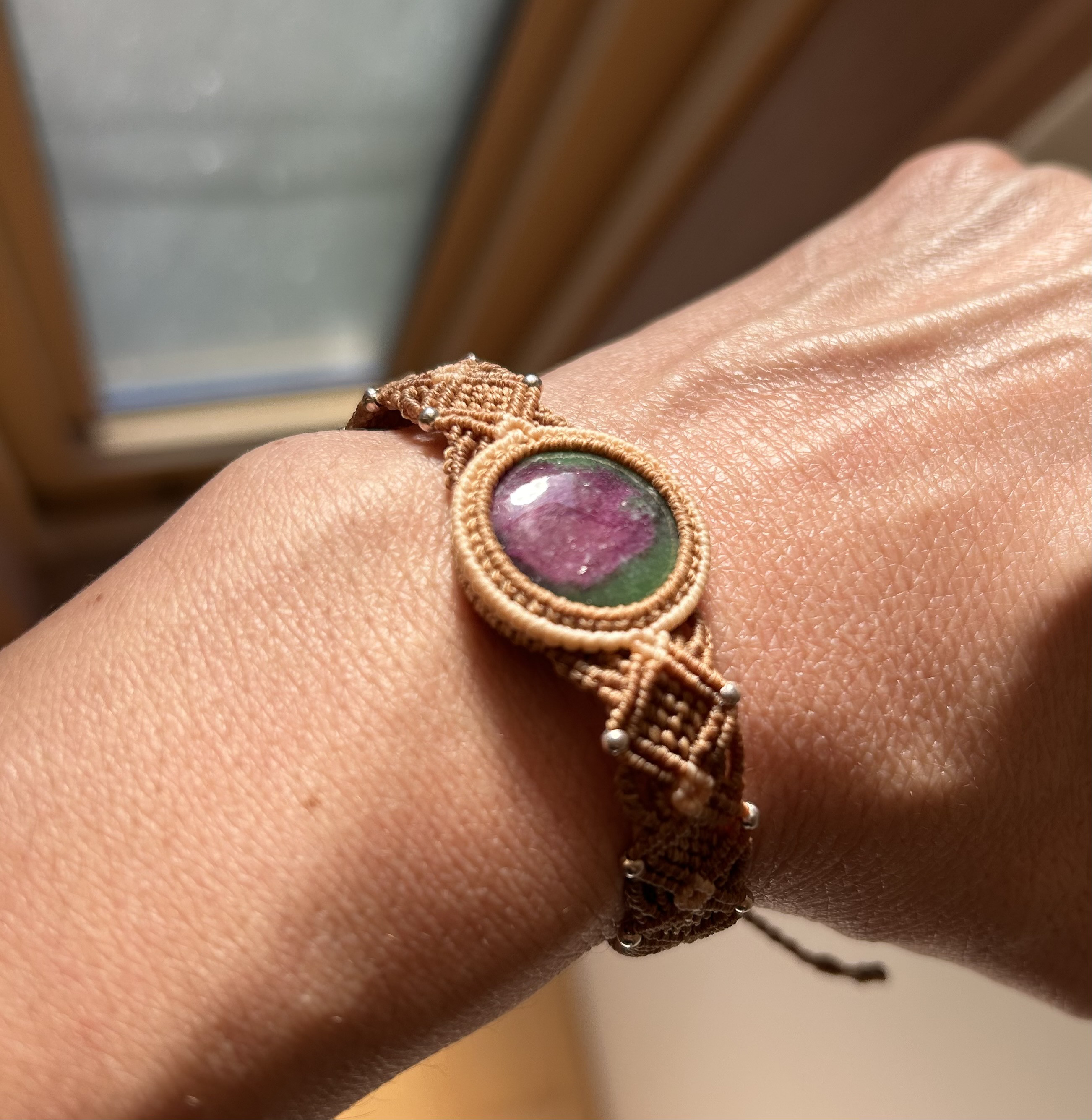 ルビーインゾイサイトマクラメ編みブレスレット