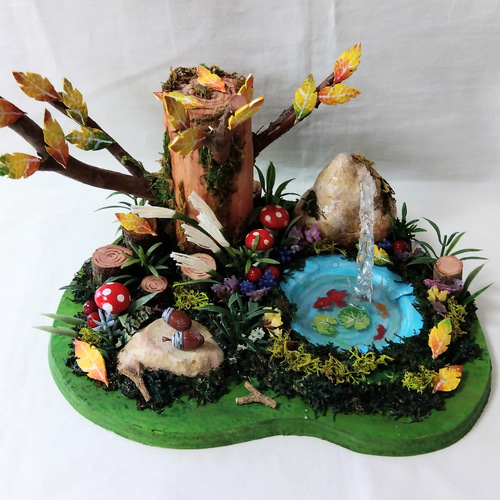 金魚と紅葉の美しいコラボをお見逃しなく！秋色に染まる「アート