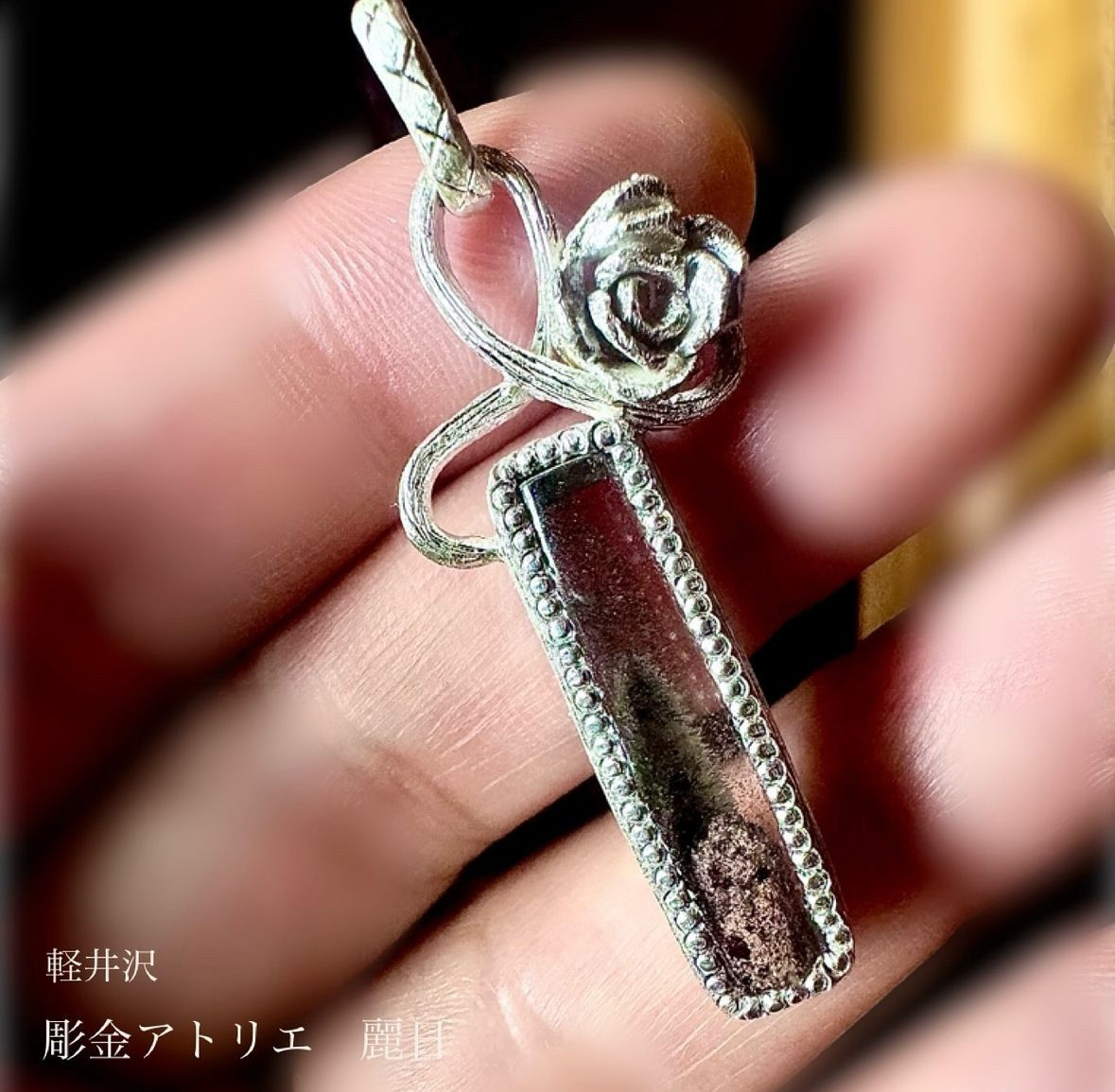クローライトインクォーツ　薔薇デザインペンダントトップ