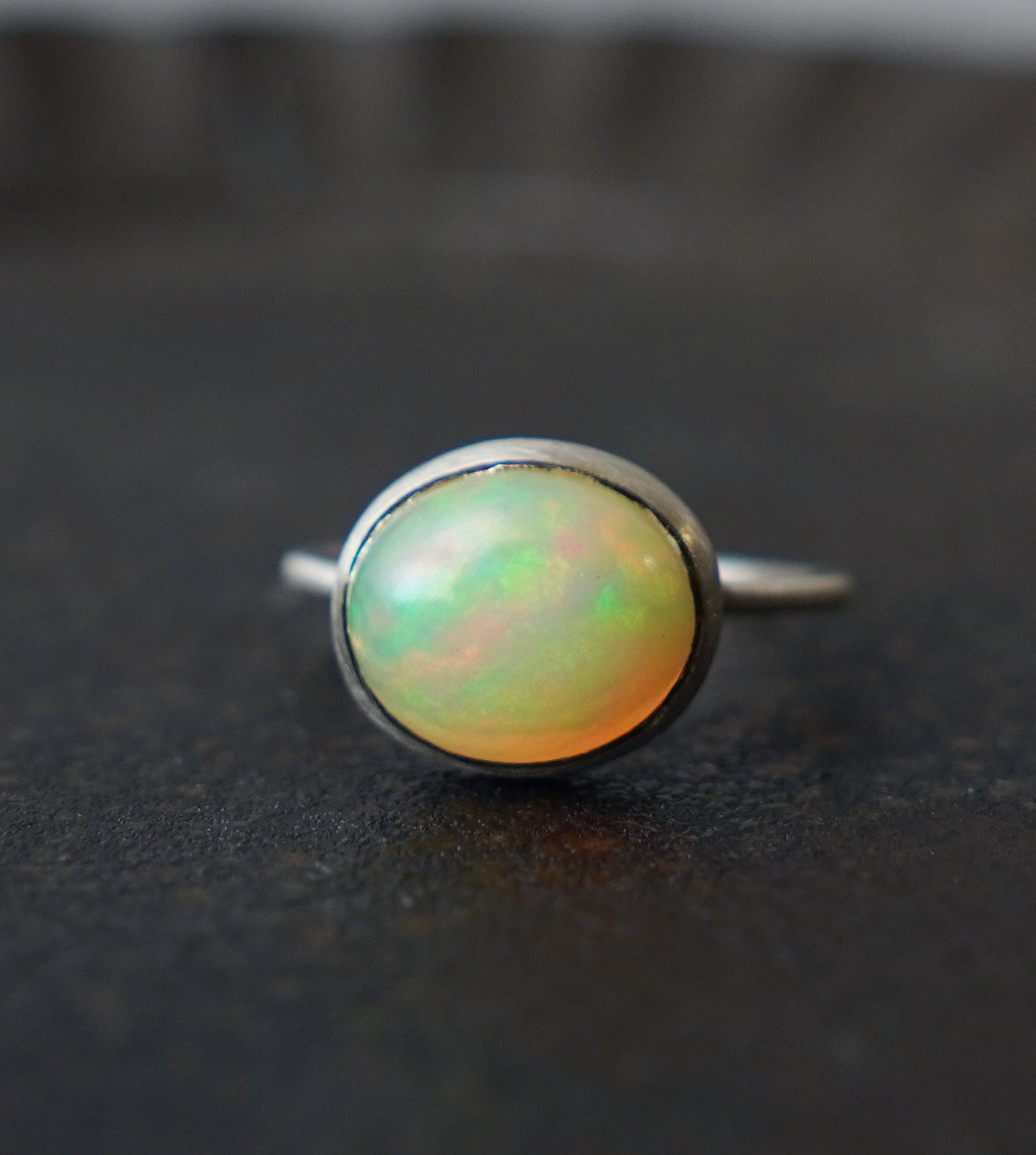 オパールの手作りシルバーリング 赤色、緑色が出るオパールの手作りシルバーリング 赤色、緑色が