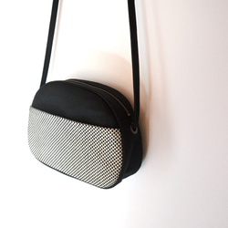 三河木綿 刺し子織&帆布　山なりショルダーバッグ♪ブラック 2枚目の画像