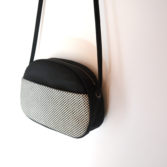 三河木綿 刺し子織&帆布　山なりショルダーバッグ♪ブラック 2枚目の画像