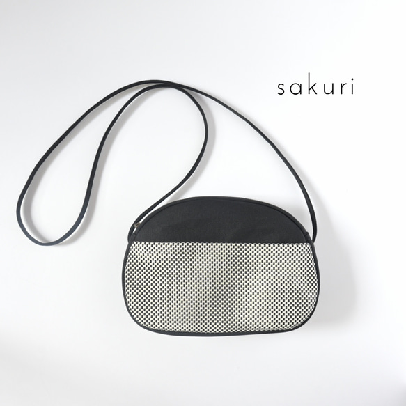 三河木綿 刺し子織&帆布　山なりショルダーバッグ♪ブラック 1枚目の画像