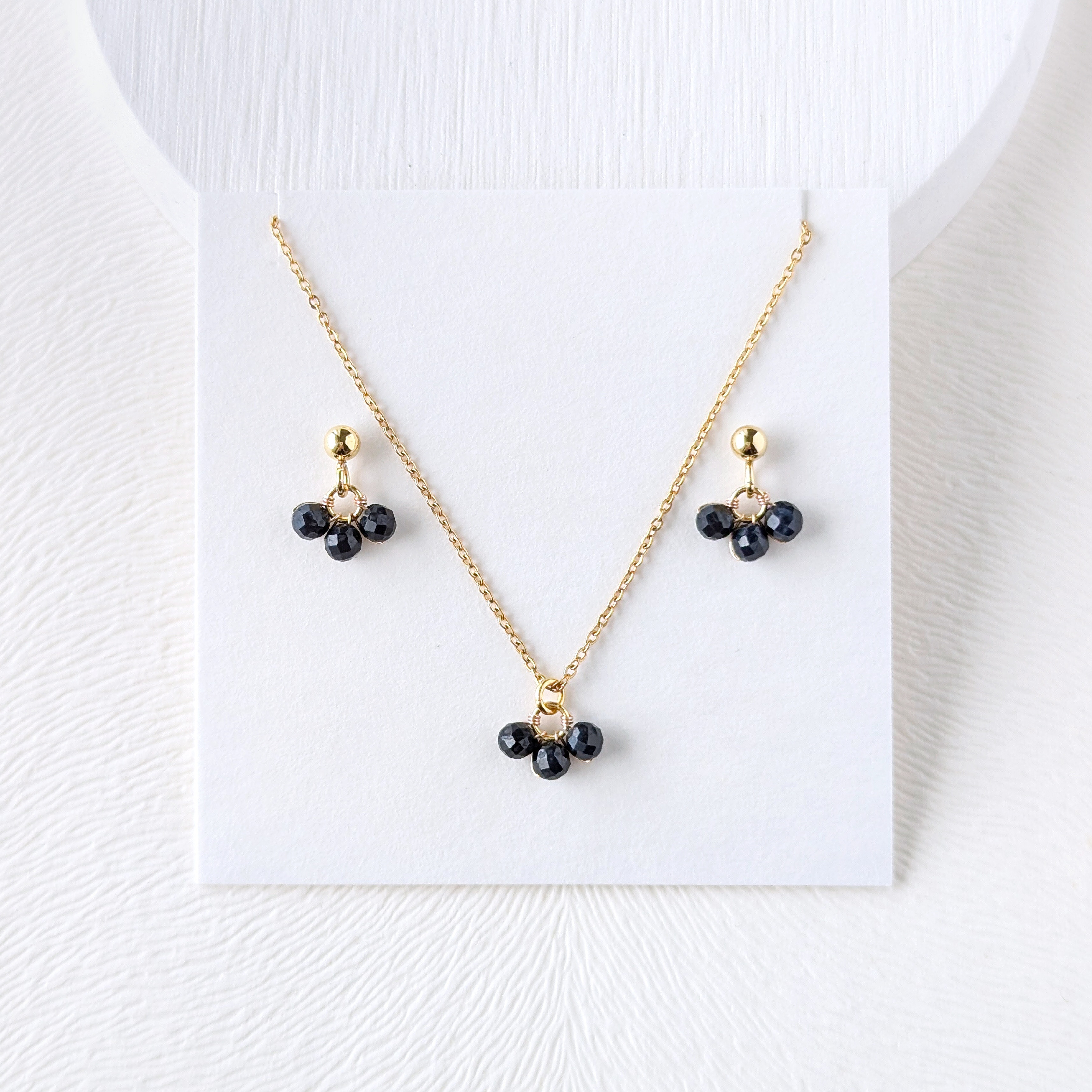 ＊2点セット＊ 小さなサファイアの3粒ピアス/イヤリング＆ネックレスセット 9月誕生石