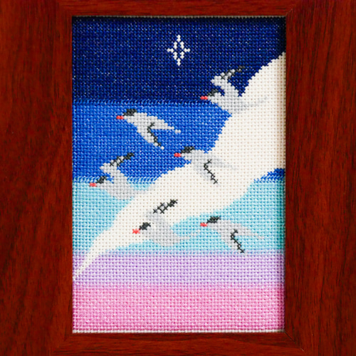 ブルーアワーを飛ぶキョクアジサシ 北欧刺繍フレーム【フレーム付き