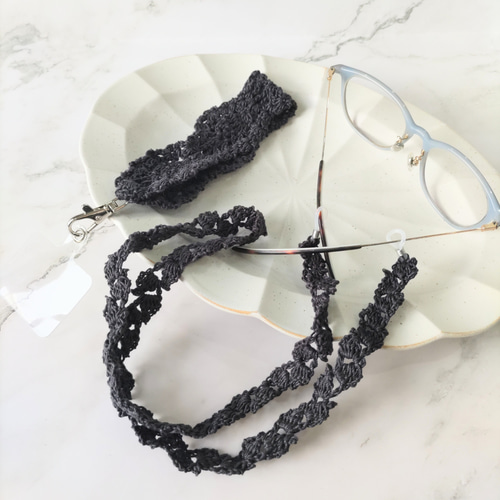 プチギフトに 繊細な手編みレースのハンドストラップ スマホストラップ