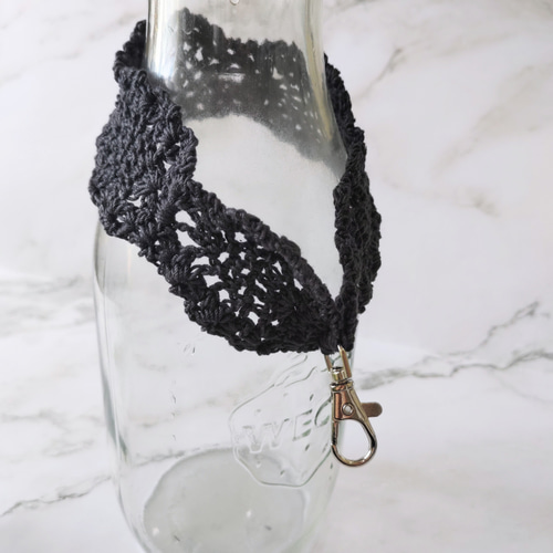 プチギフトに 繊細な手編みレースのハンドストラップ スマホストラップ