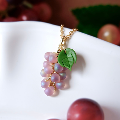 パープル　シンプル　ボール　ハンドメイド　イヤリング　アクセサリー　ブドウ やわらかパープル！ゆれるちっちゃな葡萄のイヤリング、ピアス・受注