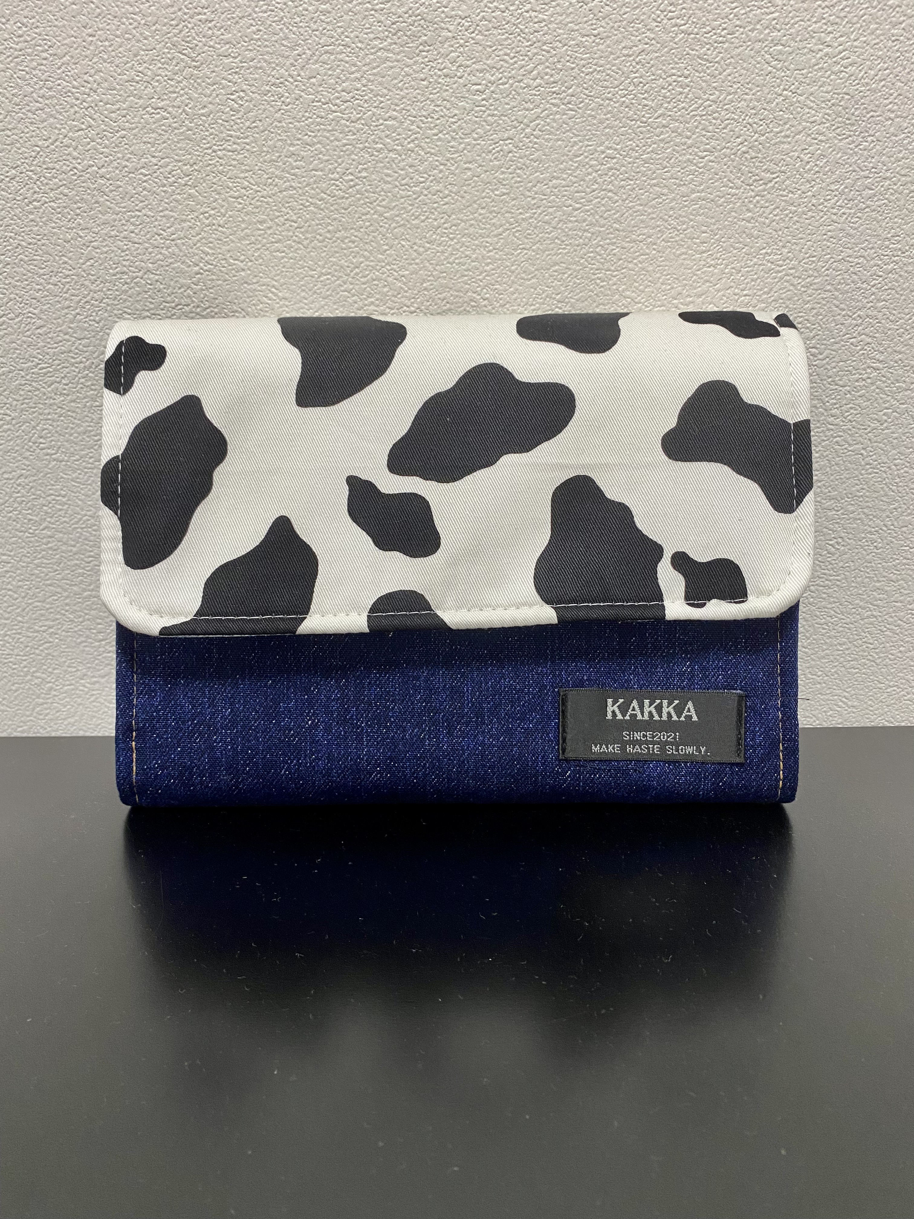 大きめ】牛柄母子手帳ケース　ジャバラ　ホルスタイン柄ホワイト×アイボリー　マルチケース　じゃばら　蛇腹 KAKKA