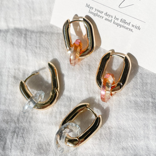 ガラスリングが煌めくオーバルチャンキーフープピアス ピアス