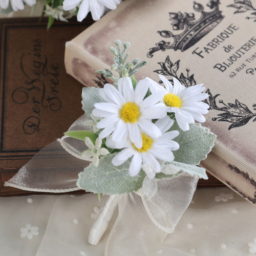 再々販】マーガレットのふんわりクラッチブーケ ブートニア付き