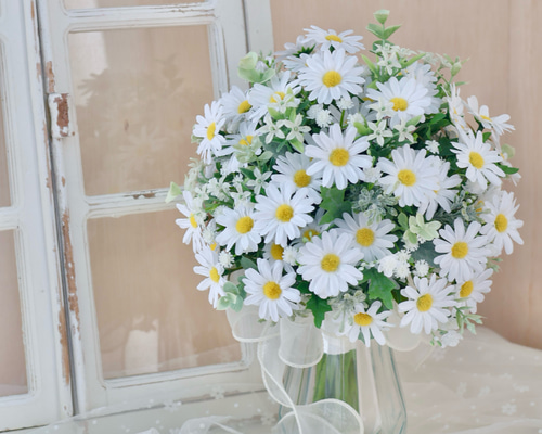 再々販】マーガレットのふんわりクラッチブーケ ブートニア付き