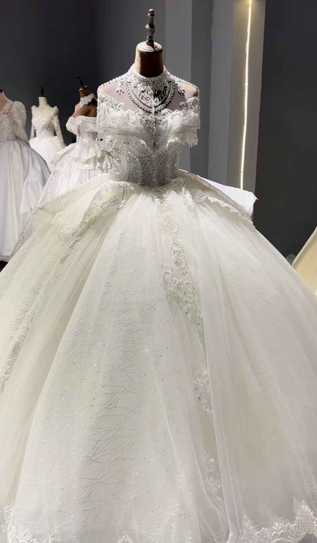 憧れのドレス　爽やかで優しいブルー/白　編み上げ　ホルターネック　オフショルダー　二の腕カバー　ウェディングドレス前撮り