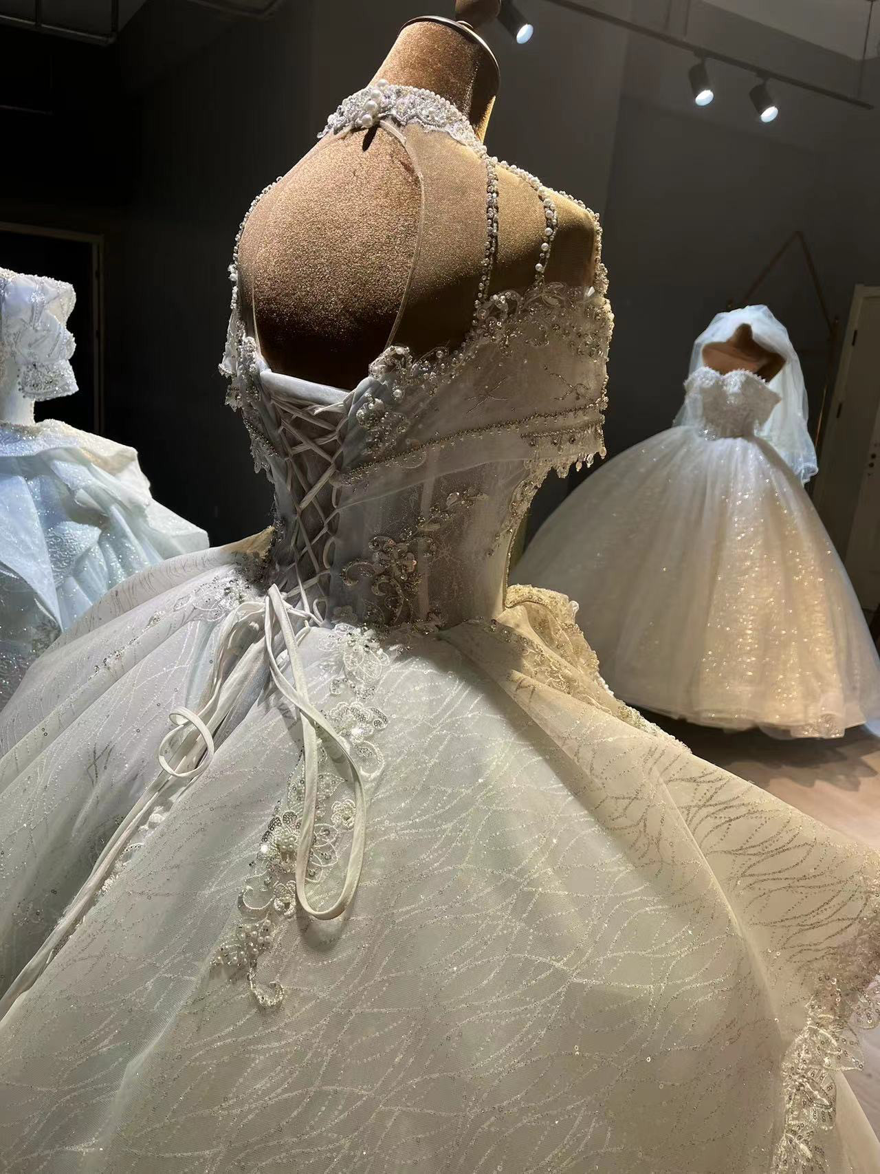 憧れのドレス　爽やかで優しいブルー/白　編み上げ　ホルターネック　オフショルダー　二の腕カバー　ウェディングドレス前撮り