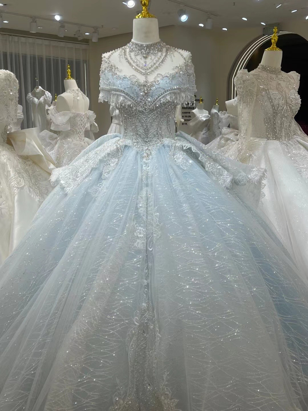 憧れのドレス　爽やかで優しいブルー/白　編み上げ　ホルターネック　オフショルダー　二の腕カバー　ウェディングドレス前撮り