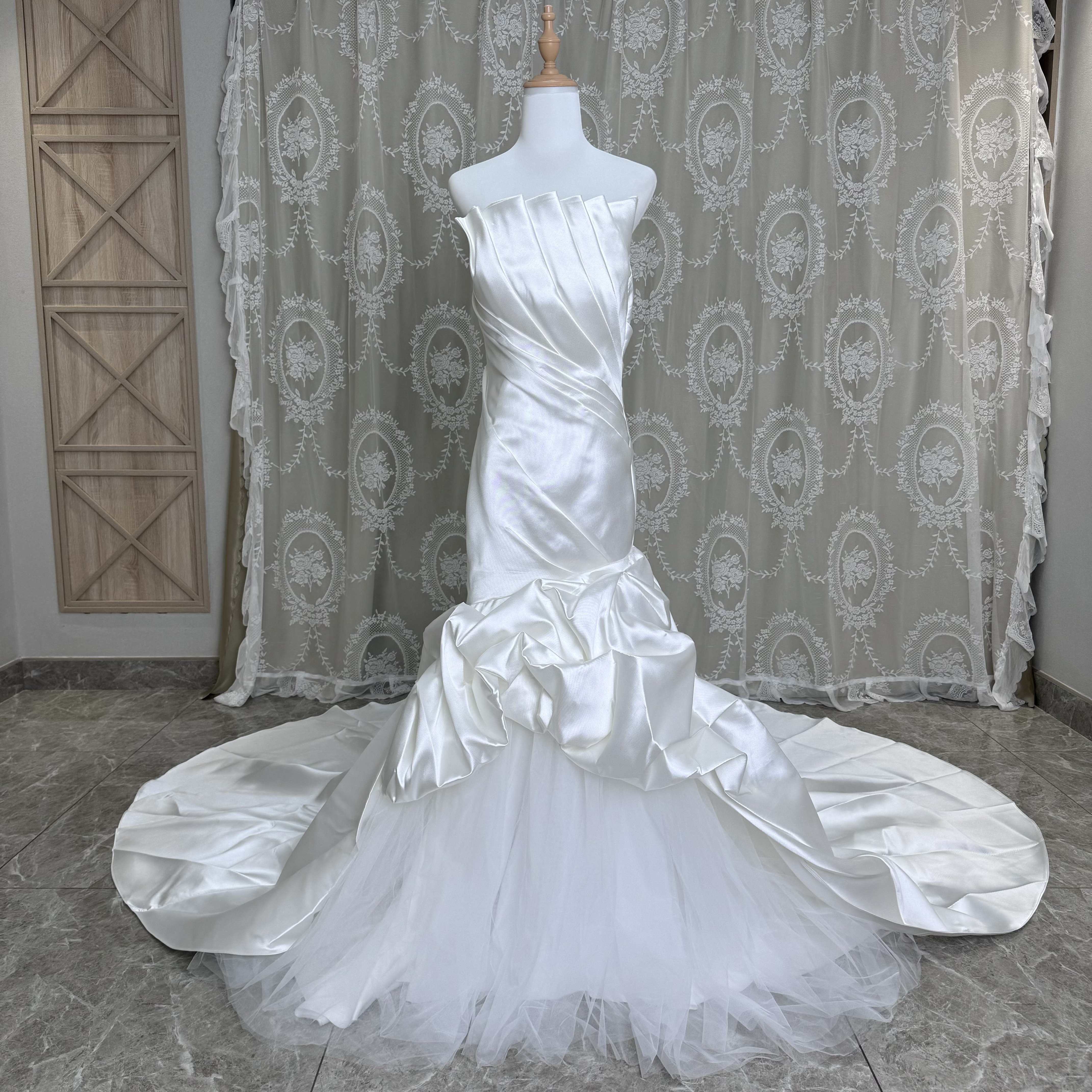 高級感溢れる！胸フリル　マーメイドドレス　チュール　エレガントなシルエット　トレーン　披露宴前撮り二次会オーダーサイズ可