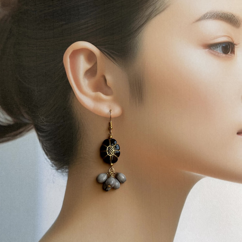 自然素材ジュズダマピアス＊花＊ブラック＊数珠玉＊エスニック