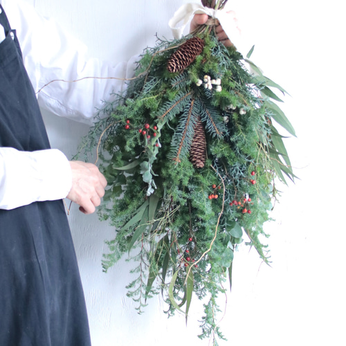 綿花と野バラの実を針葉樹と束ねた冬に飾る　クリスマス　スワッグ コットンと野バラの実とシャリンバイを組み合わせた、素朴な冬