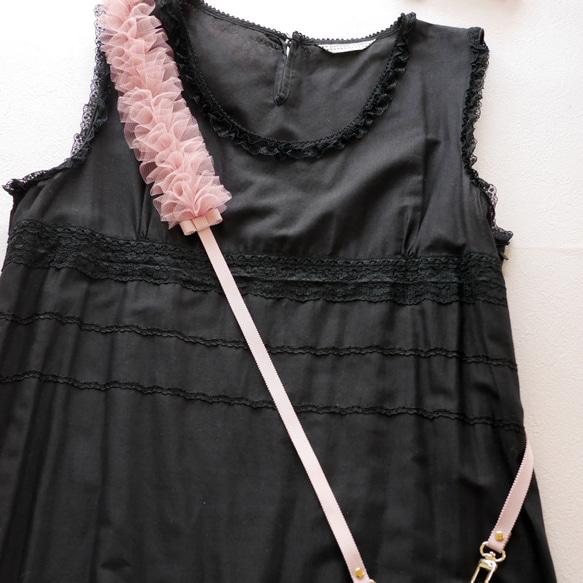 再販【即納】チュールとリボンのショルダーストラップ フリル 控えめタイプ リボン パール ピンク スマホショルダー 3枚目の画像