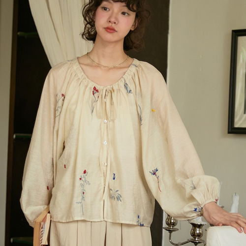◇新作【フレンチ 柔らかな透け感 ブラウス】刺繍 ボリューム スリーブ