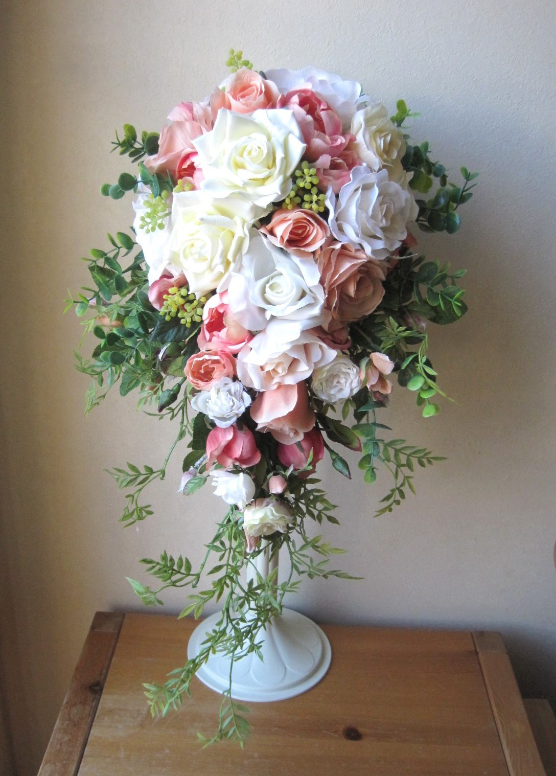 アプリコットのキャスケードブーケ。大人気♪ブートニア付き♪生花みたいに綺麗な造花です♪高品質なのに安い