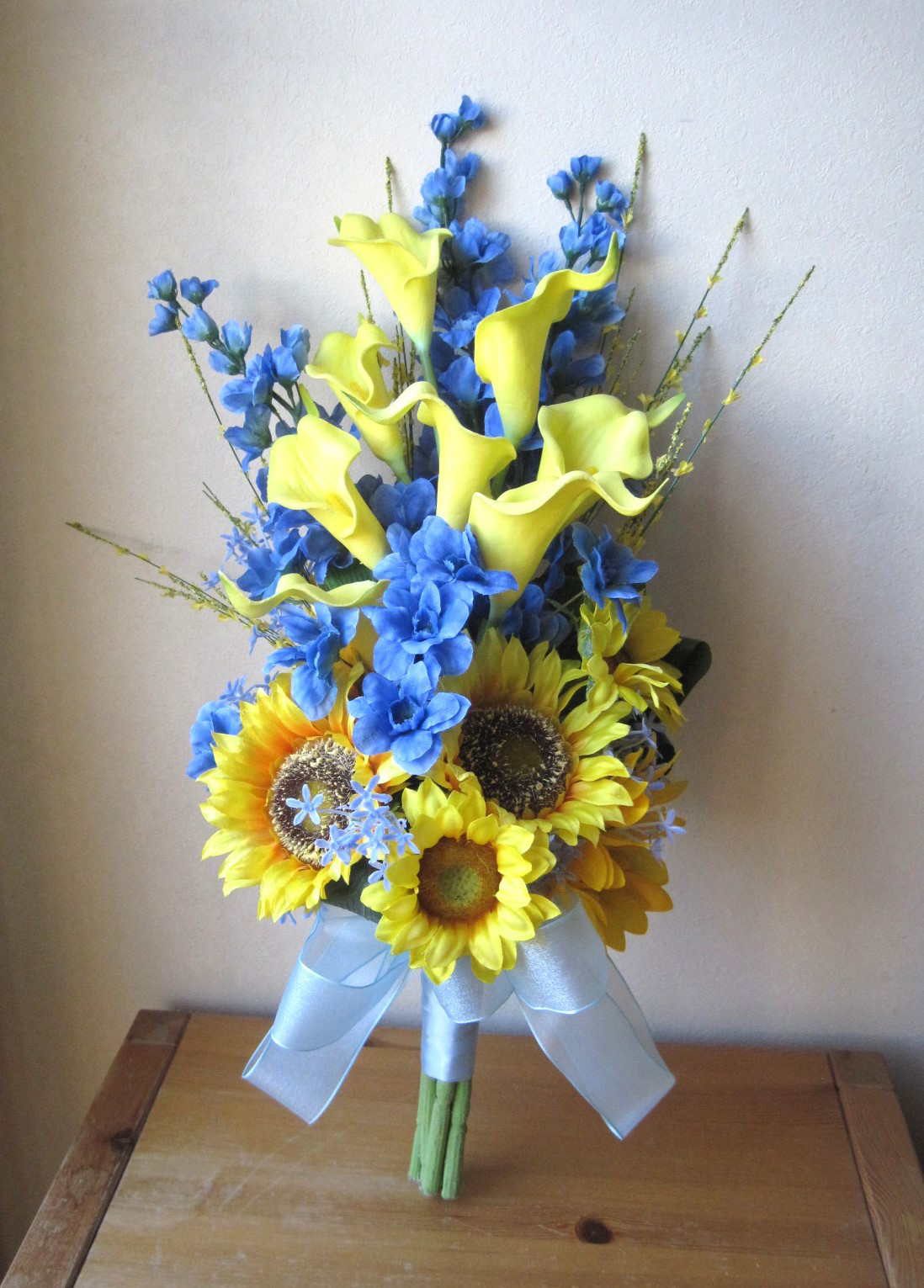 ひまわりとカラーリリーのクラッチブーケ。大人気♪ブートニア付き♪生花みたいに綺麗な造花です♪高品質なのに安い