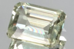 レインボーフラッシュ☆彡 天然 ダイアスポア 0.68ct ★目標の達成をサポート!?★ ルース 5.8×4.4mm