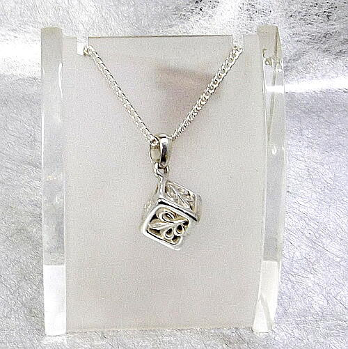 送料無料！ダイス（6面）デザイン・透かし彫百合のシルバー925製トップ！