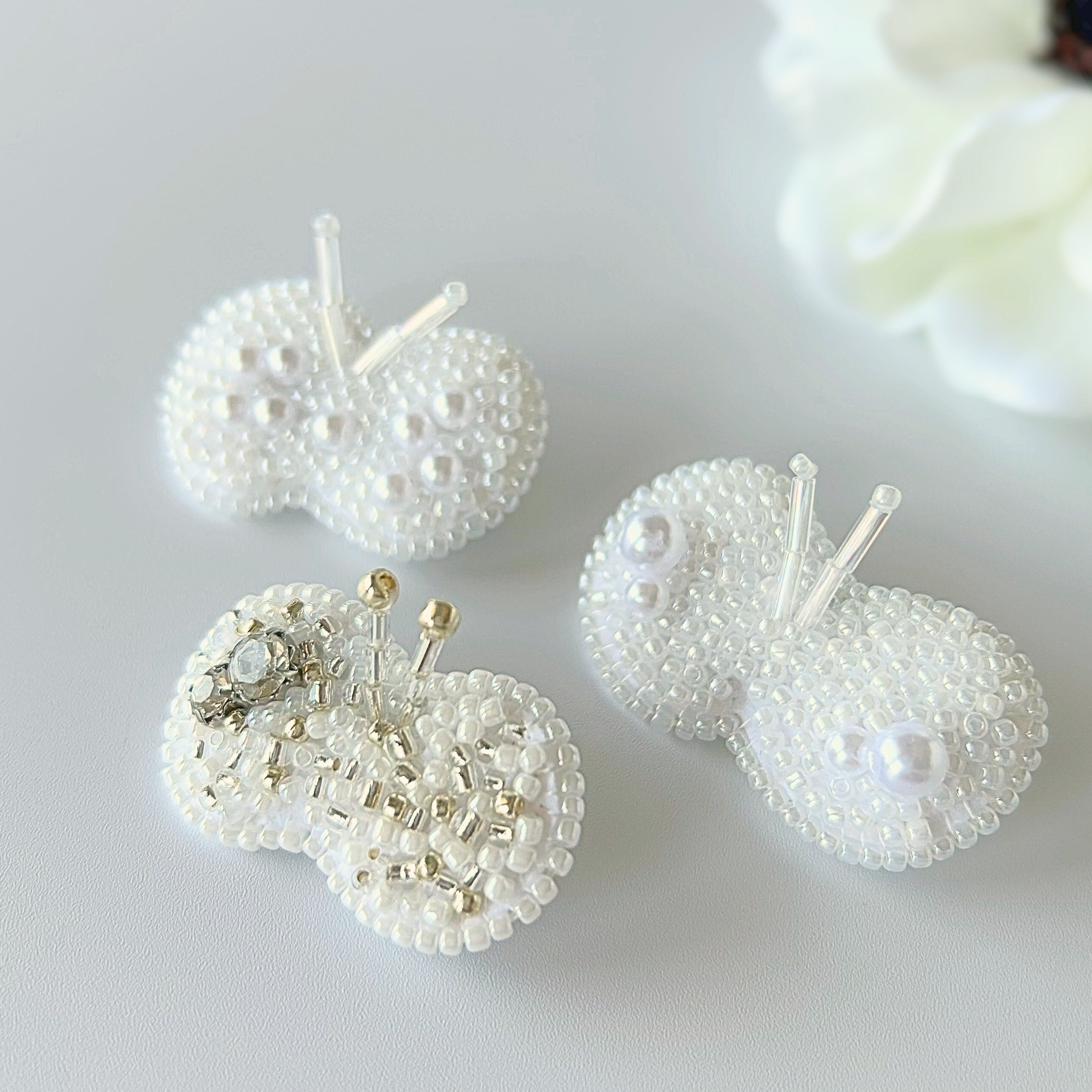 北欧  蝶々 おしゃれ ブローチ ビーズ刺繡