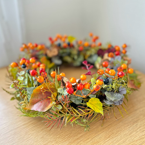 サンキライと秋色リーフのリース 深まる秋のリース 玄関リース