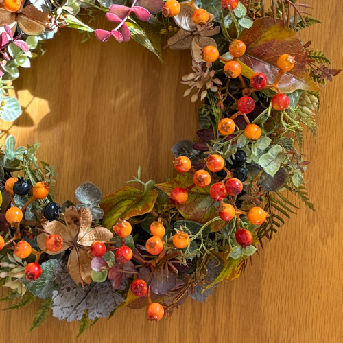 サンキライと秋色リーフのリース 深まる秋のリース 玄関リース