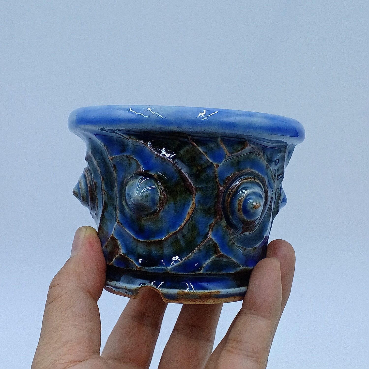 3.5号　BsLab の植木鉢 A-1 (青釉・彫文・貼り付け)